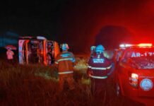 Bombeiros resgatam vítimas presas às ferragens após grave acidente com ônibus na Bahia Bombeiros resgatam vítimas presas às ferragens após grave acidente com ônibus na Bahia