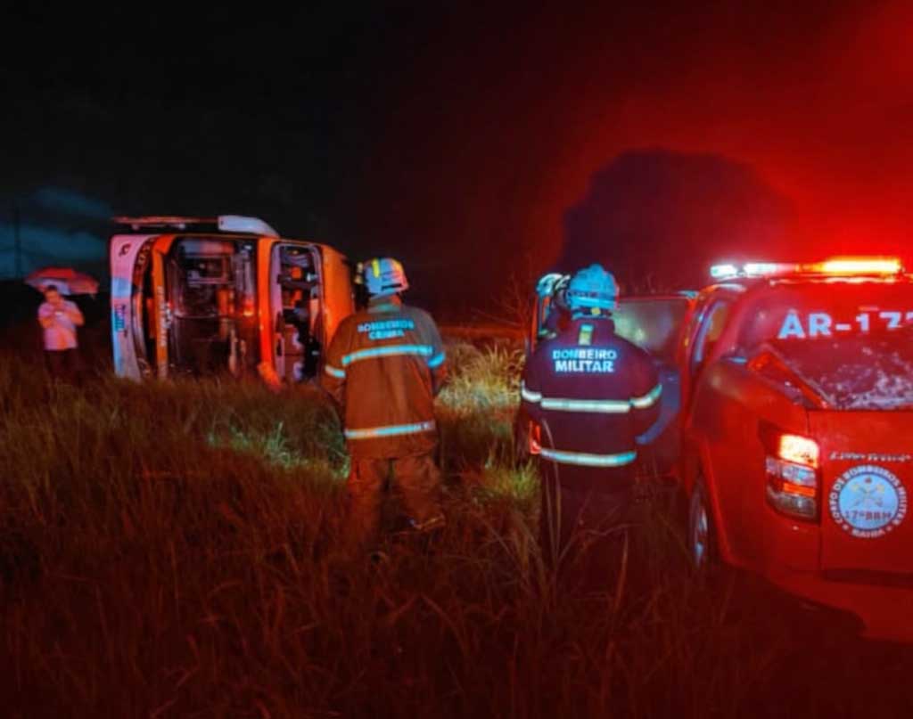 Bombeiros resgatam vítimas presas às ferragens após grave acidente com ônibus na Bahia
