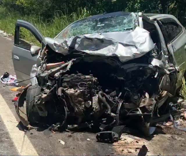 Colisão frontal na manhã desta segunda-feira deixa três mortos, incluindo uma criança