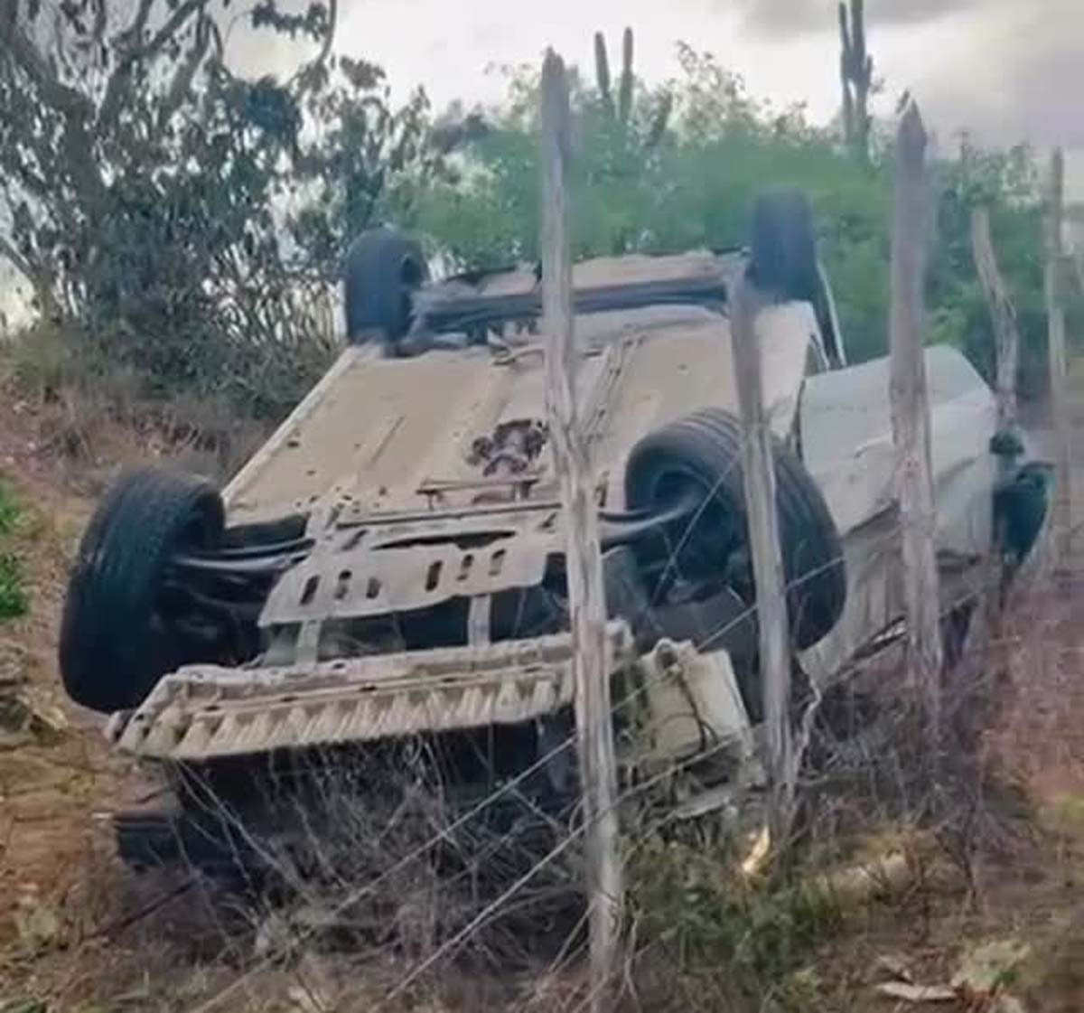 Capotamento na BR-324 deixa homem ferido na região de Riachão do Jacuípe