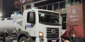 Estudante morre atropelada após tentar subir em caminhão de limpeza