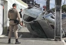 Policial militar fica ferido após carro capotar Policial militar fica ferido após carro capotar