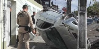 Policial militar fica ferido após carro capotar Policial militar fica ferido após carro capotar