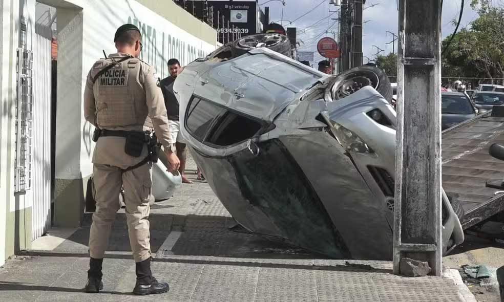 Policial militar fica ferido após carro capotar