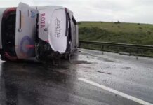 Ônibus tomba na BR-116 entre Milagres e Jequié e deixa 16 feridos Ônibus tomba na BR-116 entre Milagres e Jequié e deixa 16 feridos