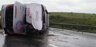 Ônibus tomba na BR-116 entre Milagres e Jequié e deixa 16 feridos Ônibus tomba na BR-116 entre Milagres e Jequié e deixa 16 feridos