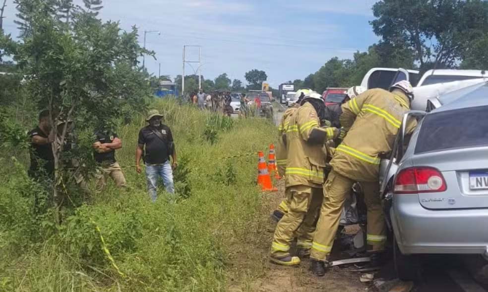 Homem morre após colisão frontal com carro em rodovia da Bahia; vítima ficou presa nas ferragens