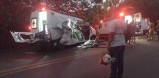 Acidente entre ambulância e outros dois veículos deixa três pessoas mortas Acidente entre ambulância e outros dois veículos deixa três pessoas mortas