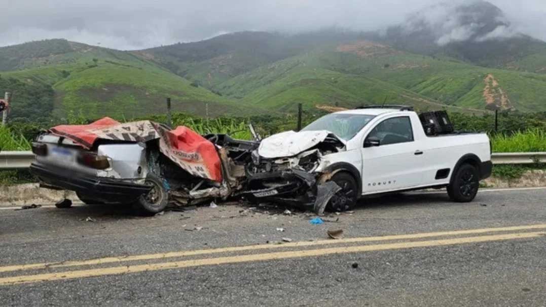 Quatro pessoas da mesma família morrem em colisão frontal na BR-259; criança sobreviveu