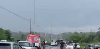 Acidente entre 13 veículos deixa seis feridos BR-324 Acidente grave é registrado na BR-324 no sentido Feira de Santana
