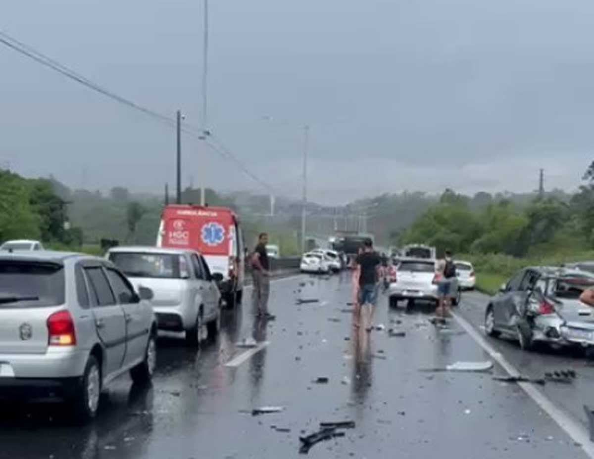 Acidente grave é registrado na BR-324 no sentido Feira de Santana