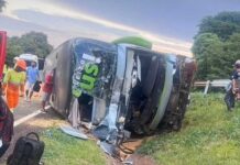 Acidente entre ônibus interestadual e carreta deixa cinco feridos na BR-277 Acidente entre ônibus interestadual e carreta deixa cinco feridos na BR-277