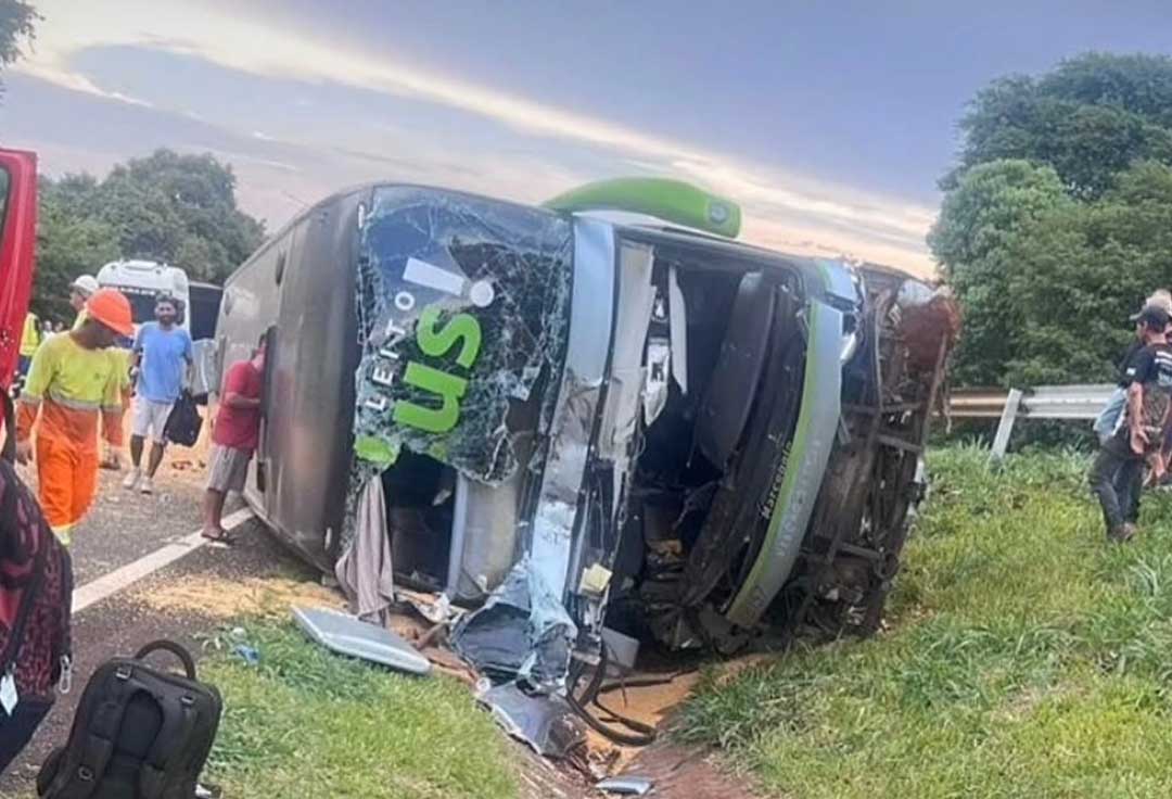 Acidente entre ônibus interestadual e carreta deixa cinco feridos na BR-277