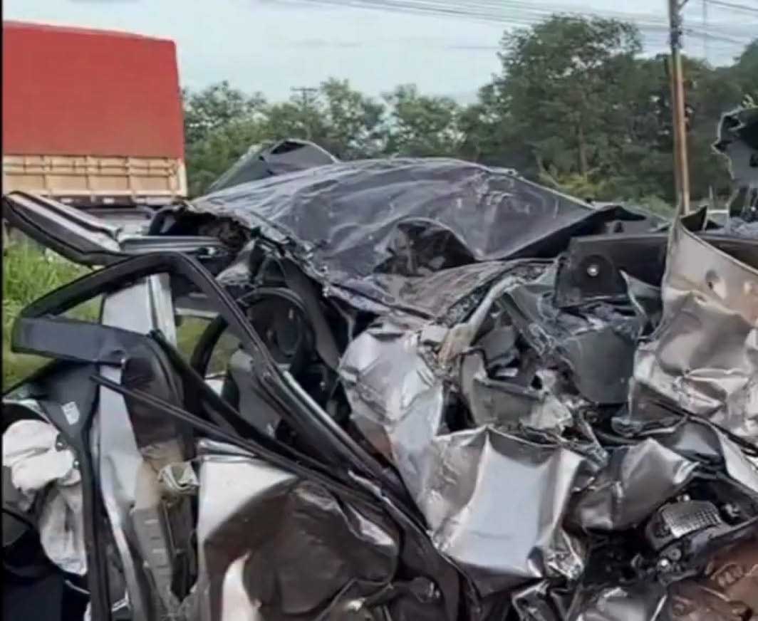 Vídeo de grave acidente viraliza e vítima surpreende ao sair andando das ferragens