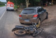 Colisão entre moto e carro deixa uma pessoa ferida na BR-242 Colisão entre moto e carro deixa uma pessoa ferida na BR-242