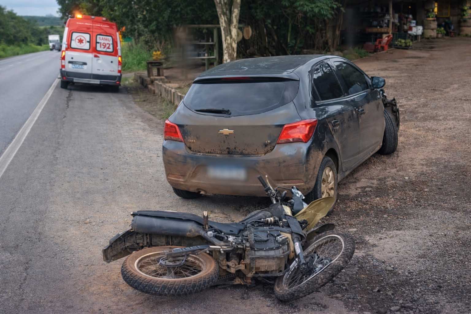 Colisão entre moto e carro deixa uma pessoa ferida na BR-242