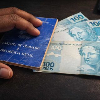 Governo vai pagar auxílio de 1 salário mínimo para trabalhadores durante 5 meses Governo vai pagar auxílio de 1 salário mínimo para trabalhadores durante 5 meses