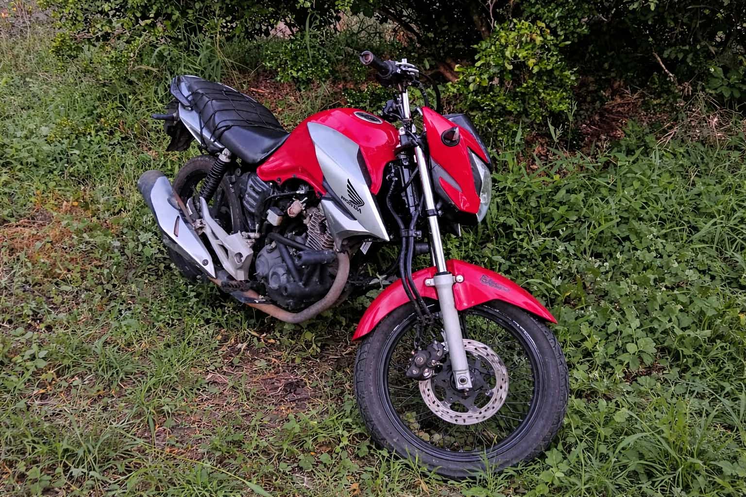 Motocicleta furtada é recuperada pela policia em área de matagal em Itaberaba