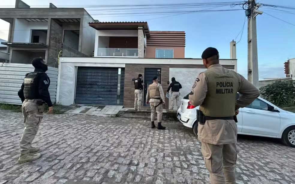 Quatro policiais militares são presos suspeitos de envolvimento em milícia em Ipirá e Feira de Santana