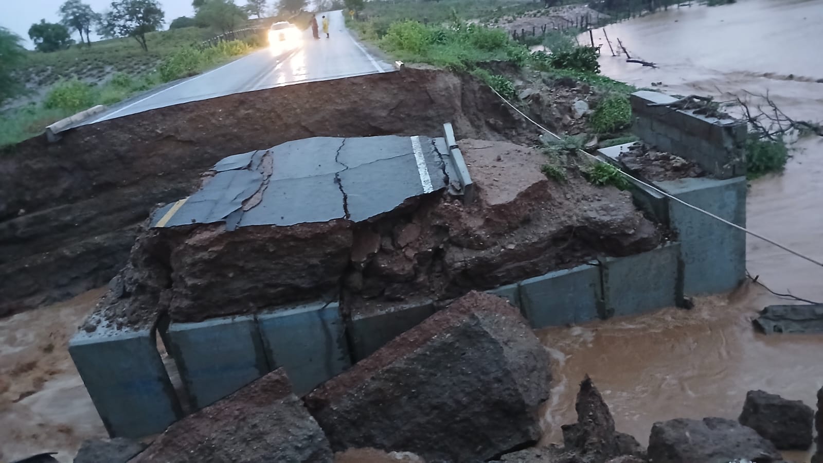 Ponte desaba após fortes chuvas na BA-046, em Iaçu