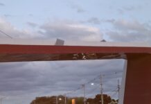 Placas da estrutura do pórtico de entrada de Itaberaba estão se soltando e colocam em risco a segurança da população Placas da estrutura do pórtico de entrada de Itaberaba estão se soltando e colocam em risco a segurança da população