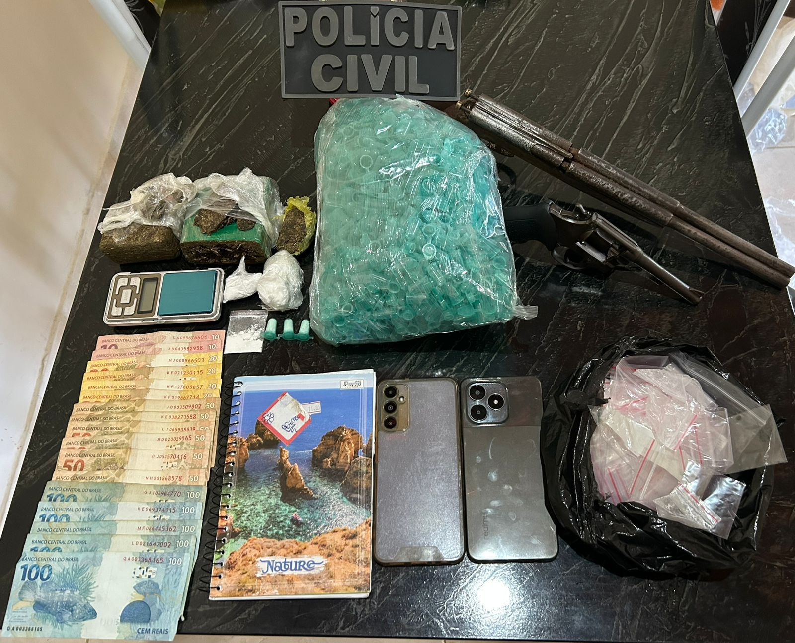 Homem é preso suspeito de tentar matar ex-companheira; armas e drogas são apreendidas