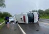 Ambulância capota na BR-242 após derrapar em óleo na pista Ambulância capota na BR-242 após derrapar em óleo na pista