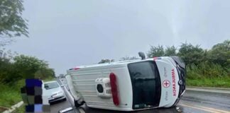 Ambulância capota na BR-242 após derrapar em óleo na pista Ambulância capota na BR-242 após derrapar em óleo na pista