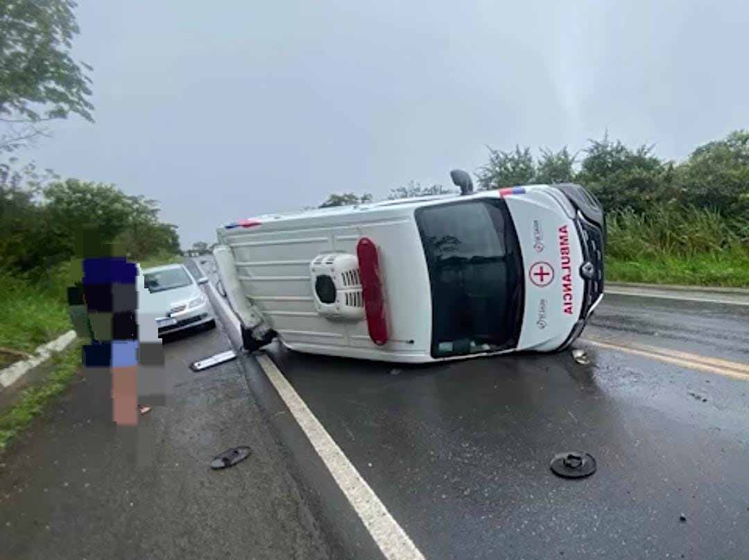Ambulância capota na BR-242 após derrapar em óleo na pista