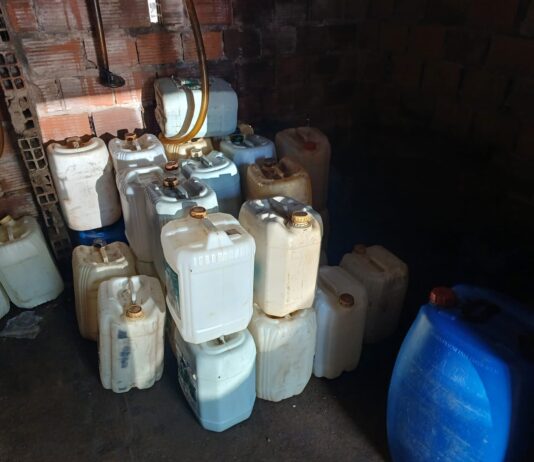 Polícia Civil cumpre mandado de busca e apreensão e prende indivíduo em flagrante por comércio ilegal de combustível em Ipirá