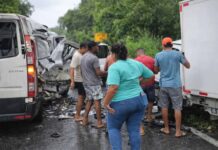 Batida entre ambulância e caminhão deixa três feridos Batida entre ambulância e caminhão deixa três feridos