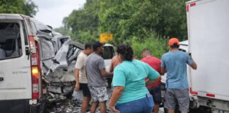 Batida entre ambulância e caminhão deixa três feridos Batida entre ambulância e caminhão deixa três feridos
