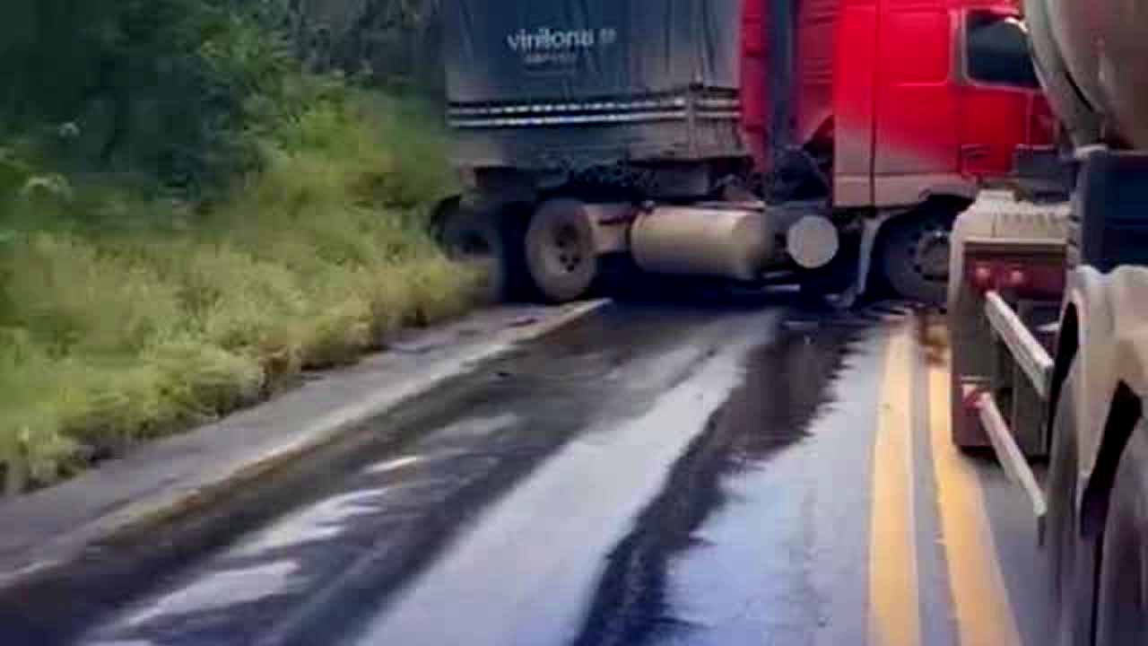 Acidente provoca interdição parcial na BR-242 neste domingo