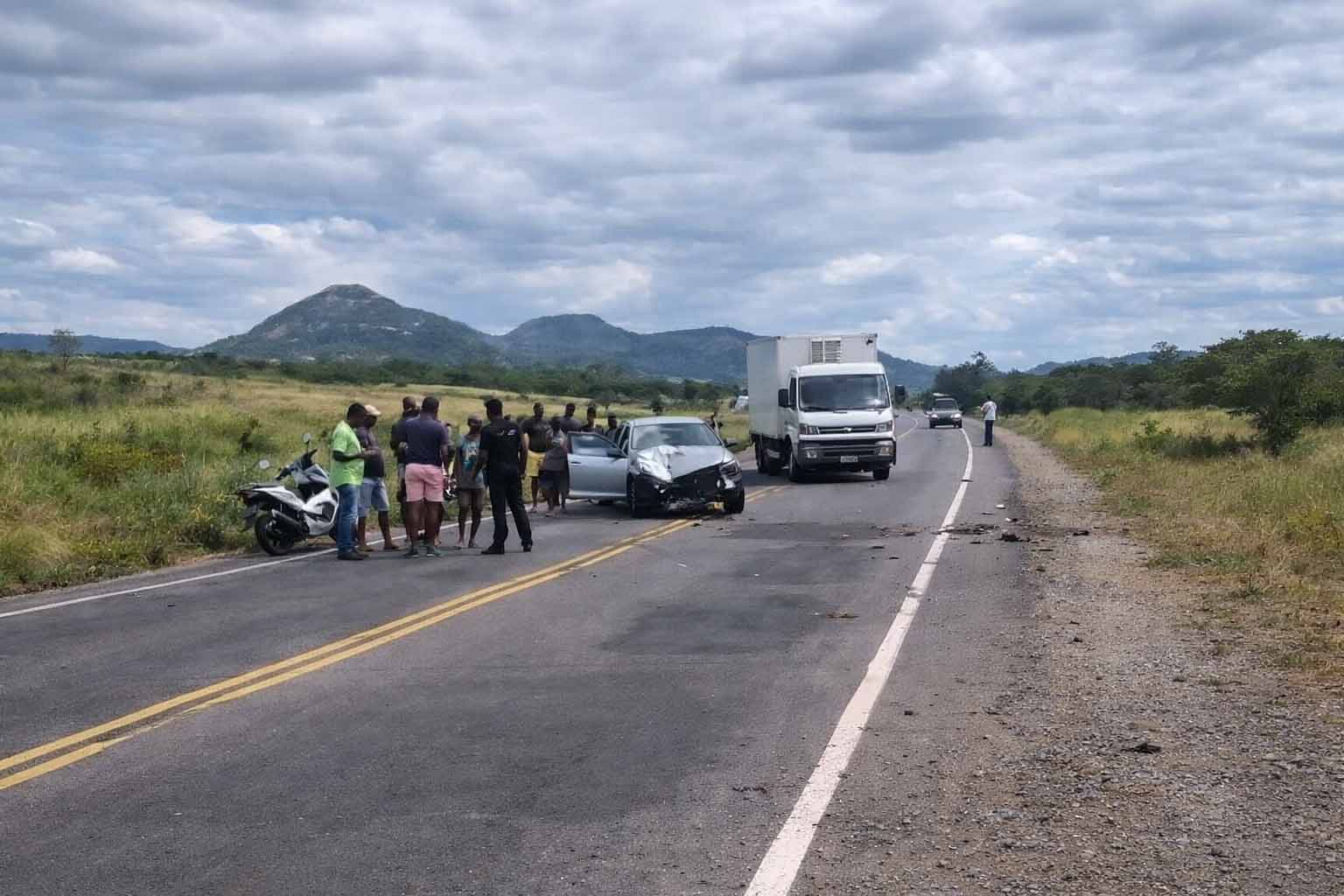 Acidente com dois veículos foi registrado na saída de Iaçu para João Amaro