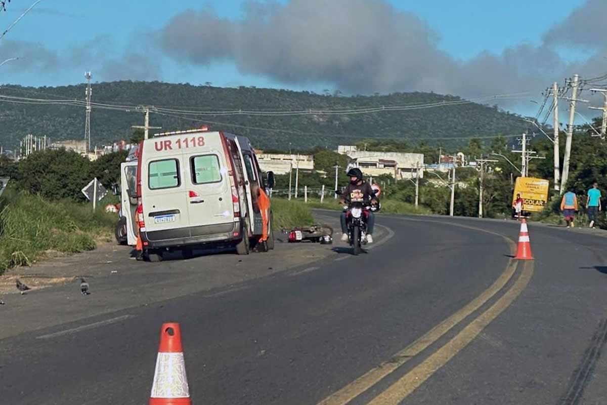 Acidente grave na BR-242 deixa uma pessoa morta e outra ferida em Itaberaba