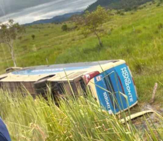 Ônibus da Novo Horizonte que seguia para Vitória da Conquista tomba na BA-670 Ônibus da Novo Horizonte que seguia para Vitória da Conquista tomba na BA-670