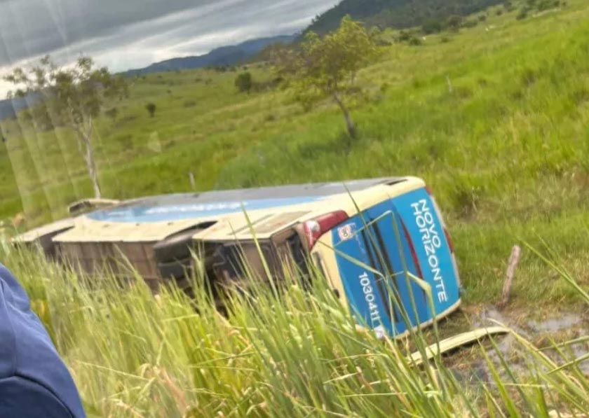 Ônibus da Novo Horizonte que seguia para Vitória da Conquista tomba na BA-670