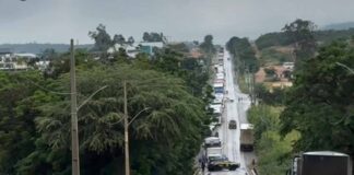 Carreta desgovernada atinge varios veículos em ladeira na BR-242 Carreta desgovernada atinge varios veículos em ladeira na BR-242