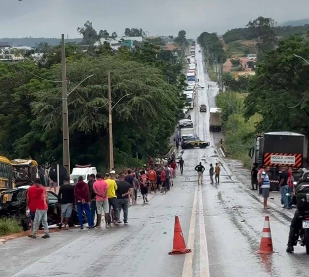 Carreta desgovernada atinge varios veículos em ladeira na BR-242