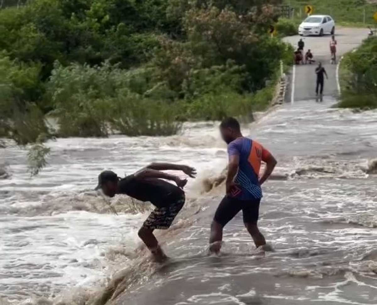 Barragem do distrito de Jaguara vira atração após chuvas e moradores se arriscam em mergulhando