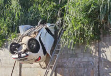 Carro cai de altura de cerca de 17 metros e deixa adolescente preso às ferragens Carro cai de altura de cerca de 17 metros e deixa adolescente preso às ferragens