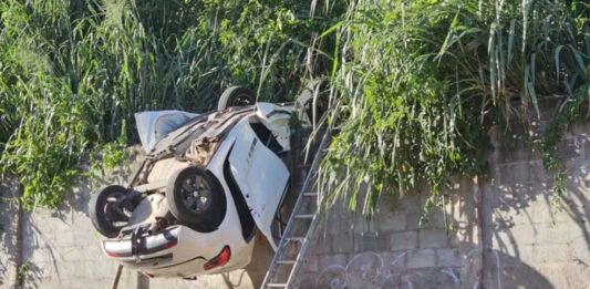 Carro cai de altura de cerca de 17 metros e deixa adolescente preso às ferragens Carro cai de altura de cerca de 17 metros e deixa adolescente preso às ferragens