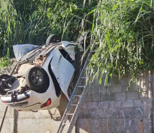 Carro cai de altura de cerca de 17 metros e deixa adolescente preso às ferragens Carro cai de altura de cerca de 17 metros e deixa adolescente preso às ferragens