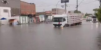 Fortes chuvas provocam alagamentos e arrastam carro em Boninal, na Chapada Diamantina Fortes chuvas provocam alagamentos e arrastam carro em Boninal, na Chapada Diamantina