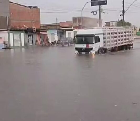 Fortes chuvas provocam alagamentos e arrastam carro em Boninal, na Chapada Diamantina Fortes chuvas provocam alagamentos e arrastam carro em Boninal, na Chapada Diamantina