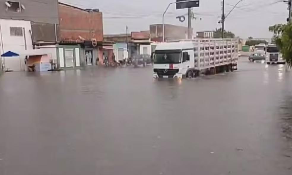 Fortes chuvas provocam alagamentos e arrastam carro em Boninal, na Chapada Diamantina