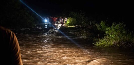 Duas pessoas são arrastadas pela correnteza durante forte chuva em Ipirá Duas pessoas são arrastadas pela correnteza durante forte chuva em Ipirá