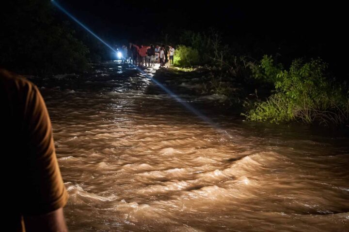 Duas pessoas são arrastadas pela correnteza durante forte chuva em Ipirá
