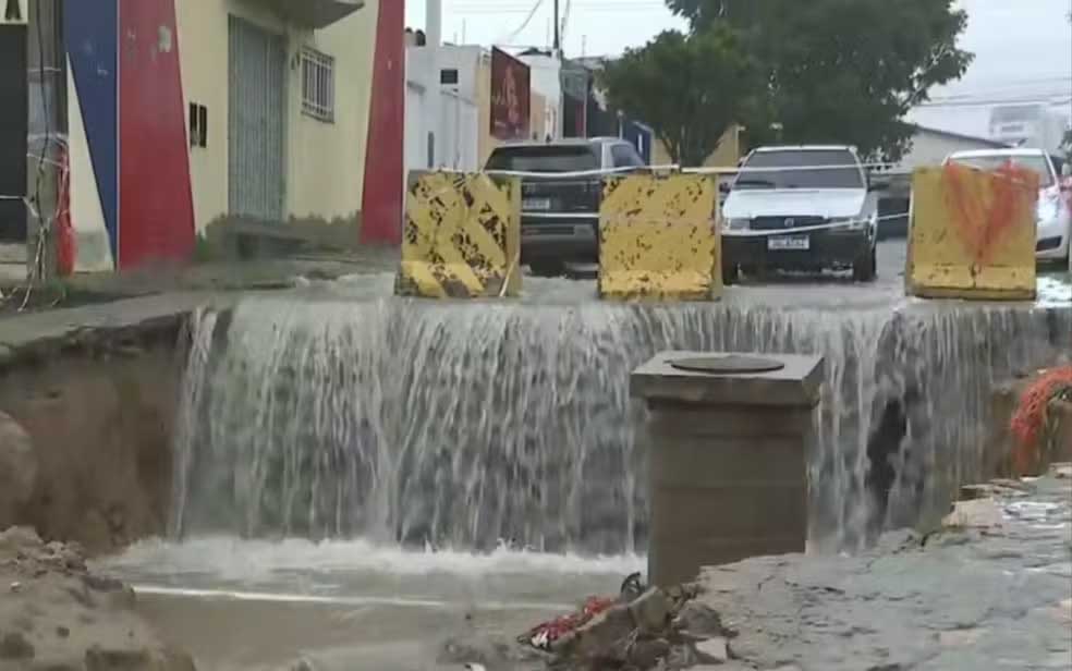 Chuva formou uma cratera em Vitória da Conquista, no sudoeste da Bahia, no fim de semana