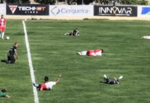 Jogadores se jogam no chão após invasão de insetos durante partida de futebol em Ipirá Jogadores se jogam no chão após invasão de insetos durante partida de futebol em Ipirá